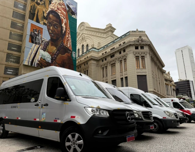 Veículo da Seventy Trans Log em frente ao Theatro Municipal do Rio de Janeiro durante o evento de 120 anos da Light, realizando transporte executivo corporativo