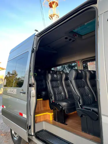 Interior da van Mercedes-Benz da Seventy Trans Log com assentos de couro preto, ideal para transporte executivo