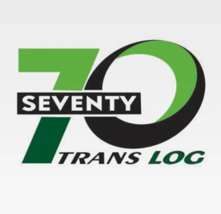Logotipo da empresa de transporte Seventy Trans Log com o número 70 estilizado em verde e preto