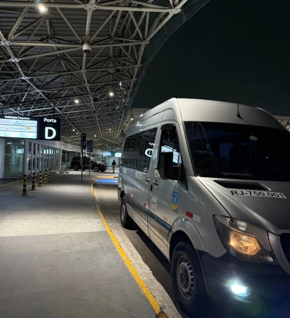 Vans da Seventy Trans Log estacionadas na área de desembarque do aeroporo GIG