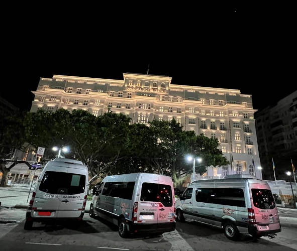 Vans da Seventy Trans Log estacionadas em frente ao Copacabana Palace à noite, no Rio de Janeiro