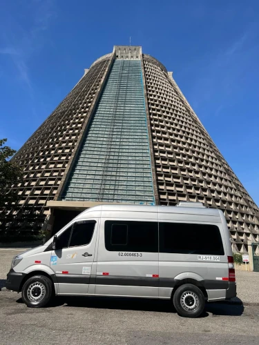 Van da Seventy Trans Log estacionada em frente à Catedral Metropolitana do Rio de Janeiro