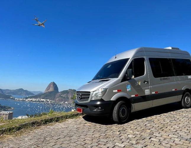 Van da Seventy Trans Log com vista para o Pão de Açúcar e a Praia de Botafogo, no Rio de Janeiro